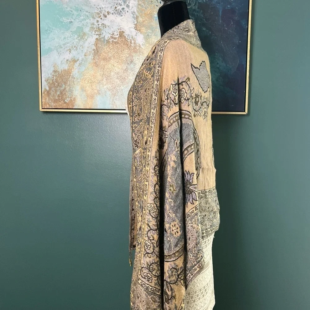 Elegant Paisley Scarf with Fringe